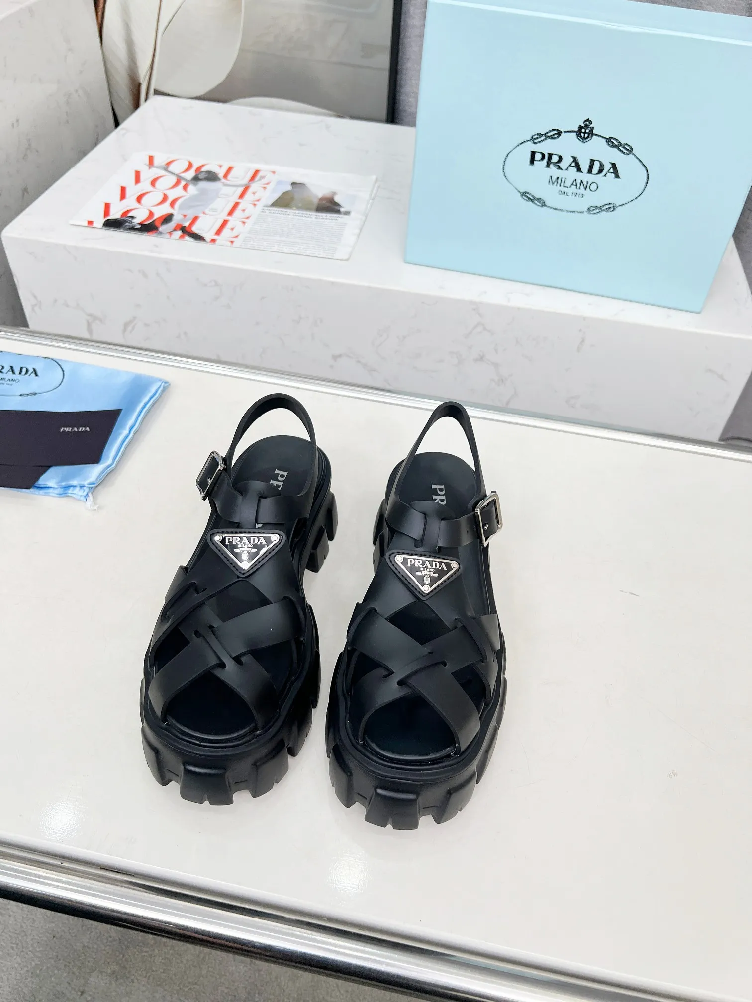 👟👟Ex-factory price 460👟👟 prada Roman shoes will definitely make you fall in love with them! The latest spring and summer sawtooth Roman braided thick-soled sandals E64, retro, fashionable and avant-garde gear teeth, 55mm thick-soled soles and uppers, making the whole pair of shoes light and comfortable. Bright colors, a variety of choices to satisfy fashionable people of different styles! The iconic metal triangle logo is paired with the shape of ancient beach sandals. Every design element is fashionable! Color: black and white Size: 35-41